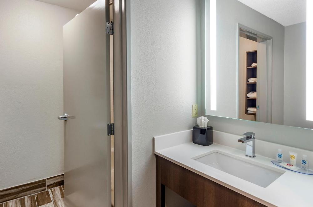 King Room - Accessible/Non-Smoking interior